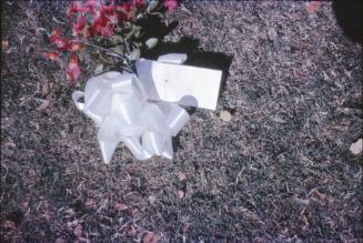 Image of flowers and a note in Dealey Plaza