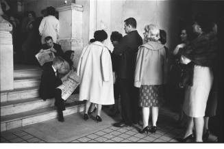 Image of crowds lining up to enter the courtroom for the Jack Ruby trial