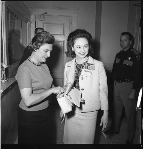Image of journalist Dorothy Kilgallen going through security at the Ruby trial