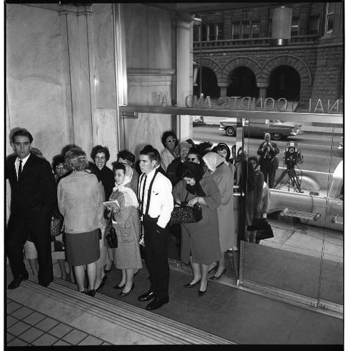 Image of the crowd lining up to see the Jack Ruby trial