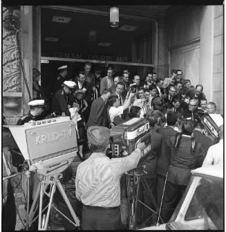 Image of Melvin Belli and Joe Tonahill surrounded by reporters
