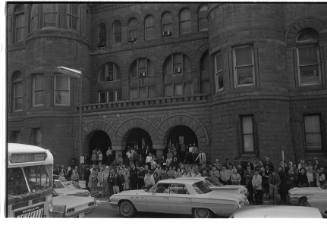Image of the crowd outside the courthouse during the Ruby trial
