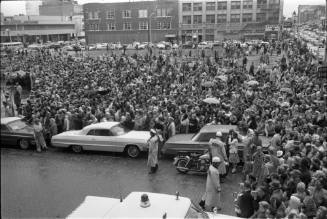 Image of the crowd at the Hotel Texas in Fort Worth on November 22, 1963