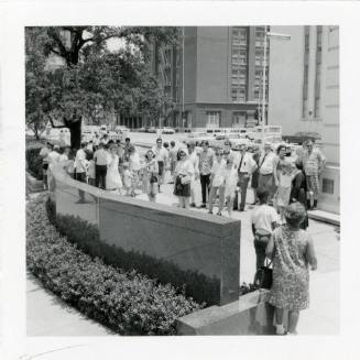 Black and white photograph of crowd in Dealey Plaza