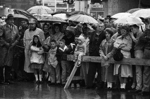 Image of a crowd in front of the Hotel Texas in Fort Worth