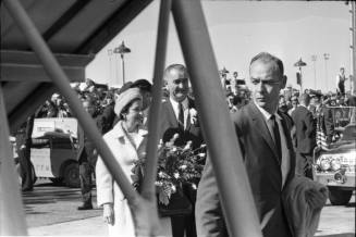 Image of the Johnsons and a Secret Service agent at Love Field