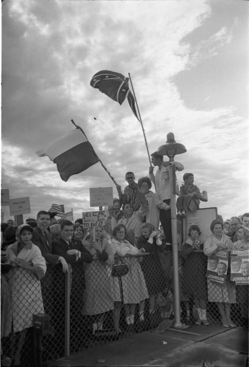 Image of the crowd gathered at Love Field