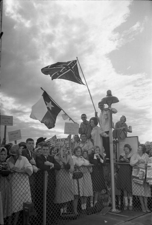 Image of the crowd gathered at Love Field