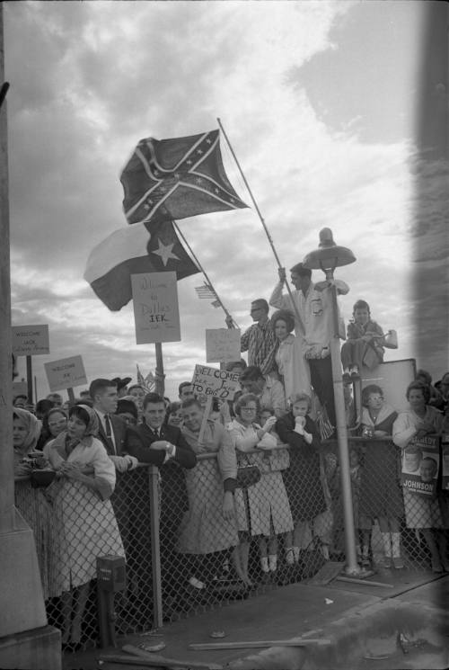 Image of the crowd gathered at Love Field