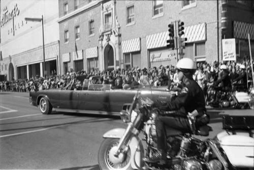 Image of presidential limousine in the Dallas motorcade