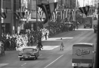 Image of the crowd on Main Street awaiting the presidential motorcade