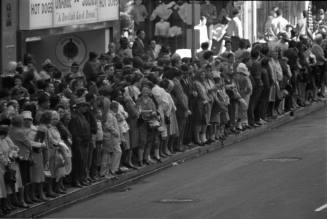 Image of the crowd on Main Street awaiting the presidential motorcade