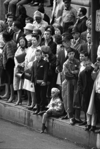 Image of the crowd lining Main Street awaiting the presidential motorcade