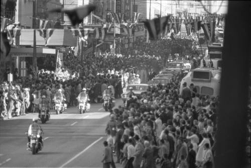 Image of the presidential motorcade on Main Street