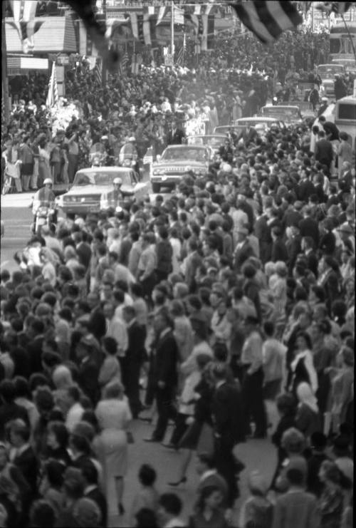 Image of the the presidential motorcade on Main Street