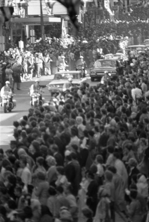 Image of the presidential motorcade on Main Street