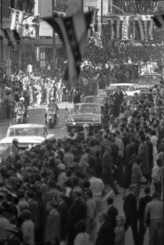 Image of the presidential motorcade on Main Street