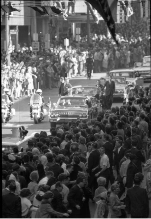 Image of the presidential motorcade on Main Street