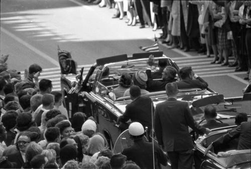 Image of the presidential limousine on Main Street