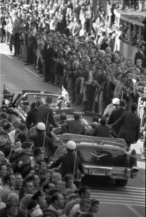 Image of the presidential limousine on Main Street