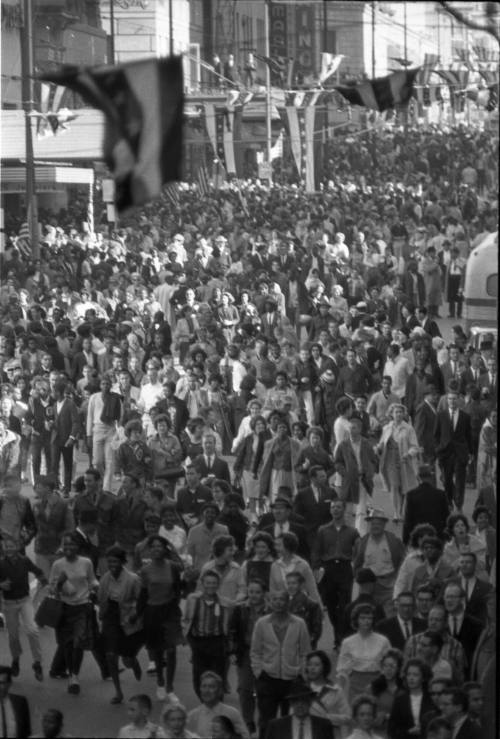 Image of the crowd on Main Street after the presidential motorcade passed by