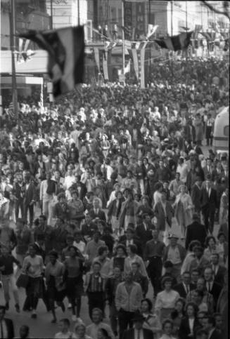 Image of the crowd on Main Street after the presidential motorcade passed by