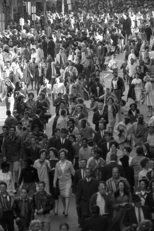 Image of the crowd on Main Street after the presidential motorcade passed by