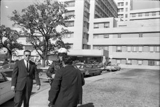 Image of a Dallas police officer outside of Parkland Hospital