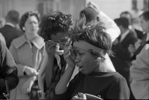 Image of two grieving women outside of Parkland Hospital