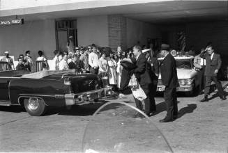 Image of Secret Service agents carrying clothes to a waiting car at Parkland
