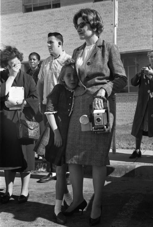 Image of a mother and daughter outside of Parkland Hospital