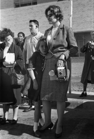 Image of a mother and daughter outside of Parkland Hospital