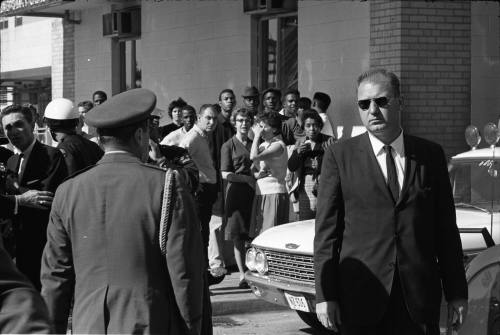 Image of a Secret Service agent outside the Parkland Hospital emergency entrance