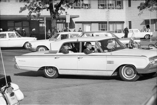 Image of members of the presidential party leaving Parkland Hospital
