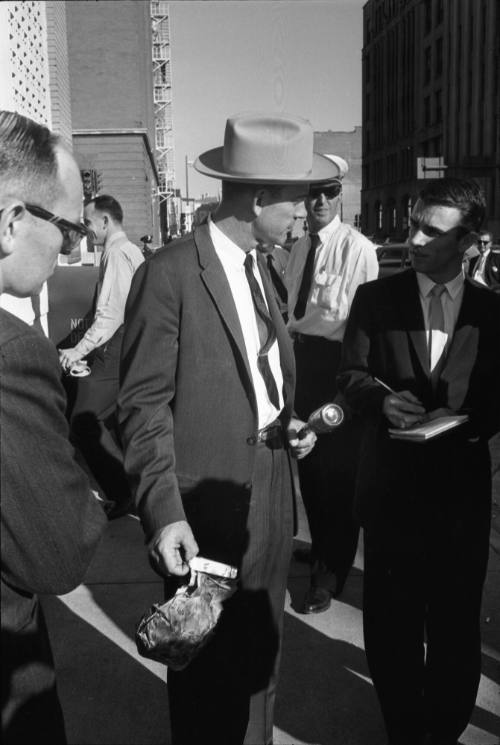 Image of Dallas Police detectives outside of the Texas School Book Depository