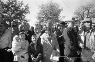 Image of crowd reacting to the news that Lee Harvey Oswald was shot