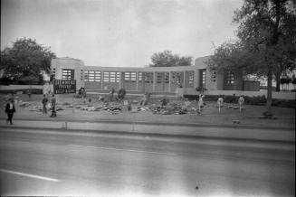 Image of memorial flowers in Dealey Plaza on November 27, 1963