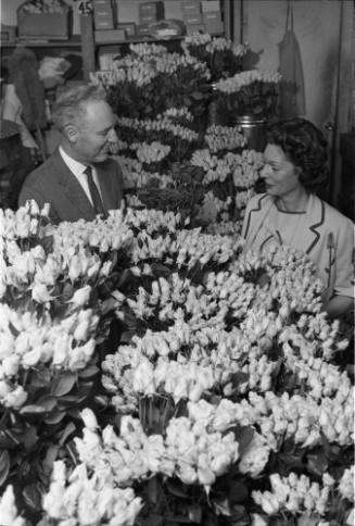 Image of Dallas florists with roses to be used to decorate the Dallas Trade Mart