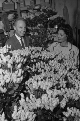 Image of Dallas florists with roses to be used to decorate the Dallas Trade Mart