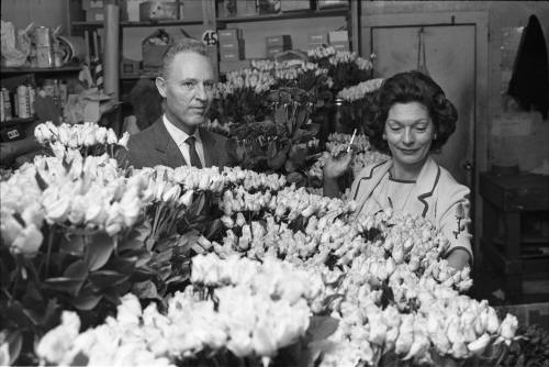 Image of Dallas florists with roses to be used to decorate the Dallas Trade Mart