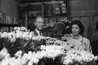 Image of Dallas florists with roses to be used to decorate the Dallas Trade Mart
