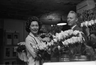 Image of Dallas florists with roses to be used to decorate the Dallas Trade Mart