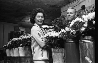Image of Dallas florists with roses to be used to decorate the Dallas Trade Mart