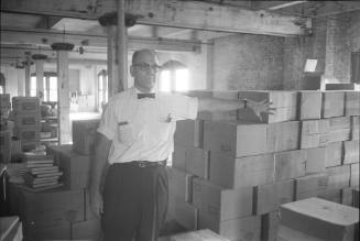 Image of Dallas Police Lieutenant J.C. "Carl" Day pointing to rifle location
