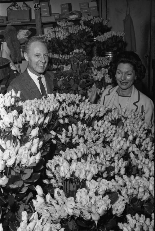 Image of Dallas florists with roses to be used to decorate the Dallas Trade Mart