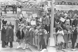 Image of the crowd gathered at Love Field to welcome President Kennedy to Dallas