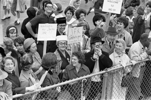 Image of the crowd gathered at Love Field to welcome President Kennedy to Dallas