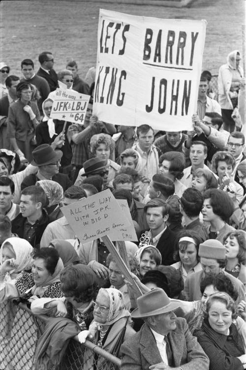 Image of the crowd gathered at Love Field to welcome President Kennedy to Dallas