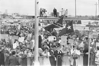 Image of the crowd gathered at Love Field to welcome President Kennedy to Dallas