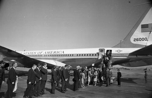 Image of dignitaries greeting the presidential party at Love Field
